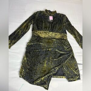 PrettyLittleThing Black and Gold Patterned Long Sleeve Dress